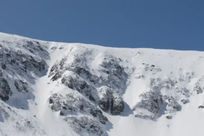 Tuckerman Ravine, Mount Washington, backcountry skiing dangers ,Tuckerman Ravine dangers, unpredictable weather, avalanche danger, hidden hazards, skier safety ,Mount Washington, New Hampshire (can be further refined to specific towns ,Backcountry skiing, snowboarding, avalanche safety, Mount Washington Auto Road, Cog Railway ,avalanche beacon, probe, shovel, weather forecast, avalanche advisory ,respecting the mountain, responsible decision-making, alternative activities